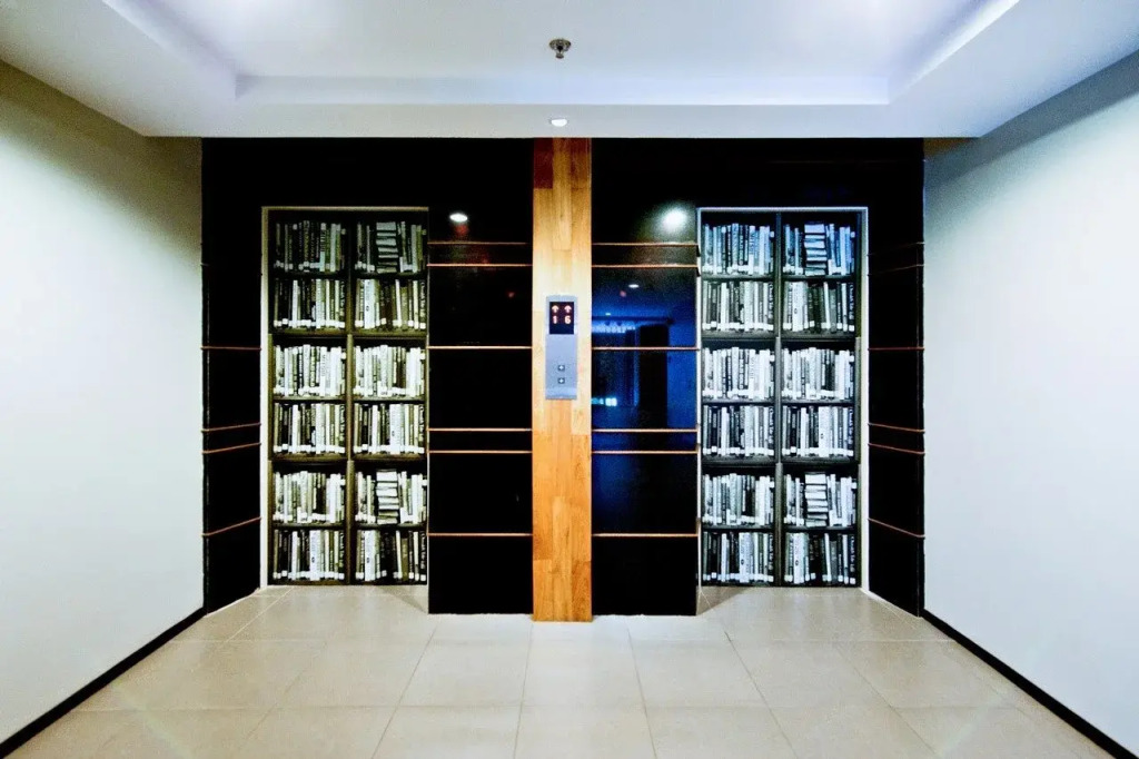 Page 10, Hotel