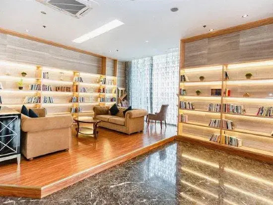 Hilary International Hotel (Zhonghuan City, Exit near Fanhua Avenue Metro Station)