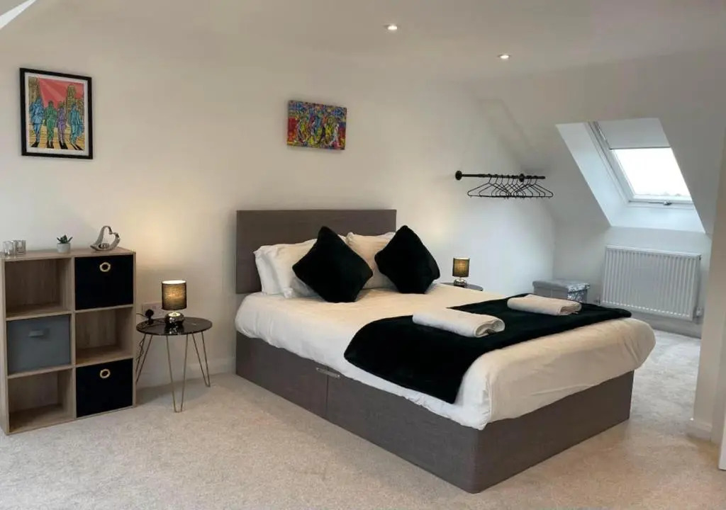 Air Host and Stay - Brand new 3 bedroom house sleeps 7 minutes from LFC and city centre ref27