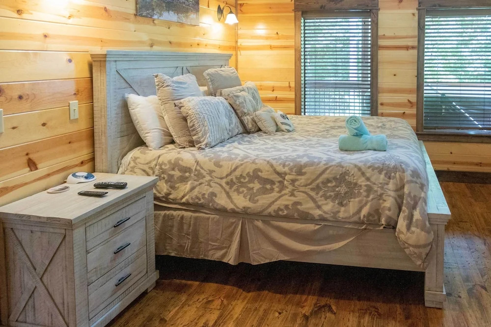 Broken Bow Cabin w/ Hot Tub & Outdoor Fireplace!