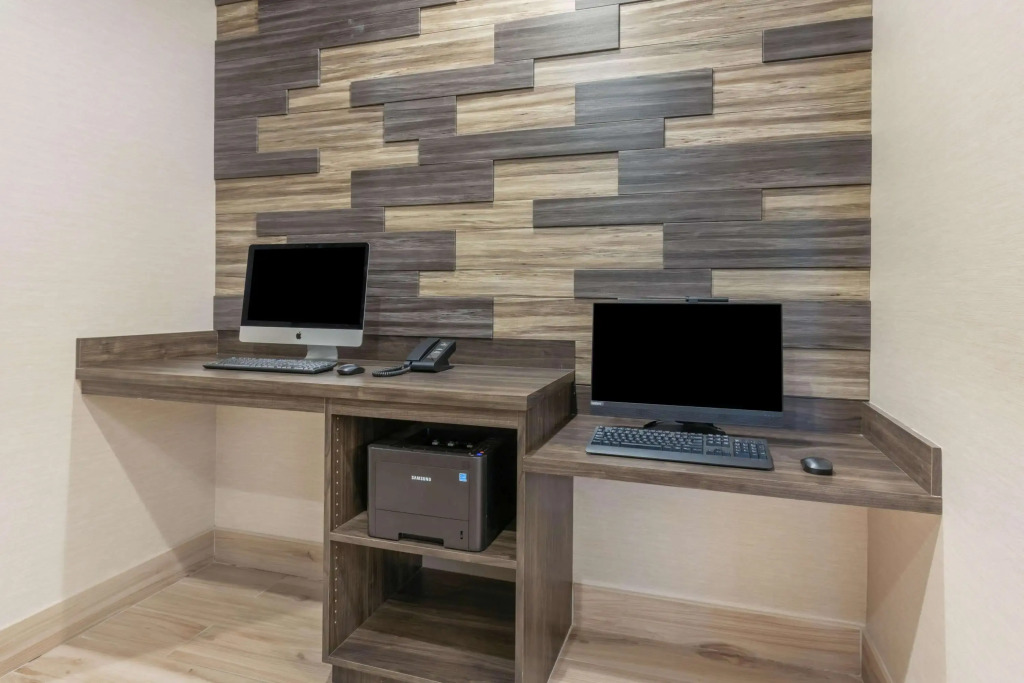 La Quinta Inn and Suites by Wyndham Houston Spring South