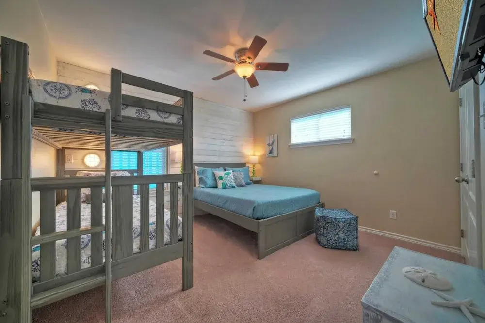 Sleeps 21, 2 Homes 2 Private Pools, Fire Pit, Swing Bar Walk to the Beach