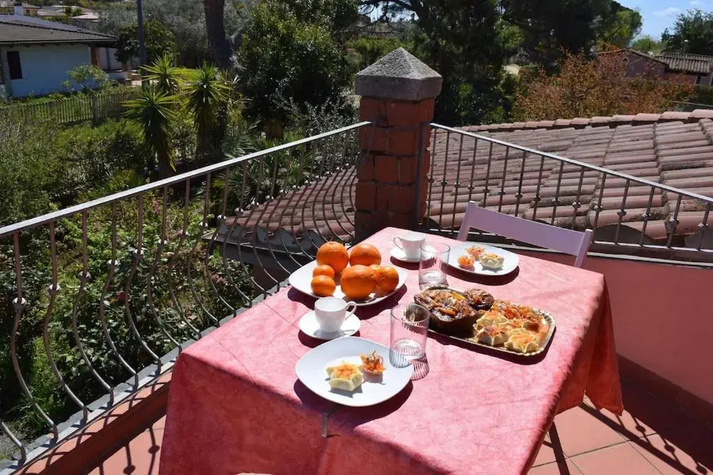 Arbatax, 200 metres from the beach: Apartment in villa with garden, 2 bedrooms