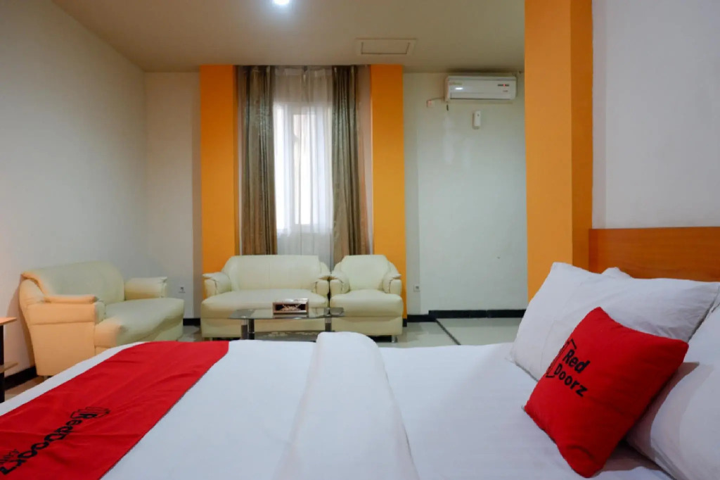 RedDoorz Plus @ Cameloan Hotel Palu