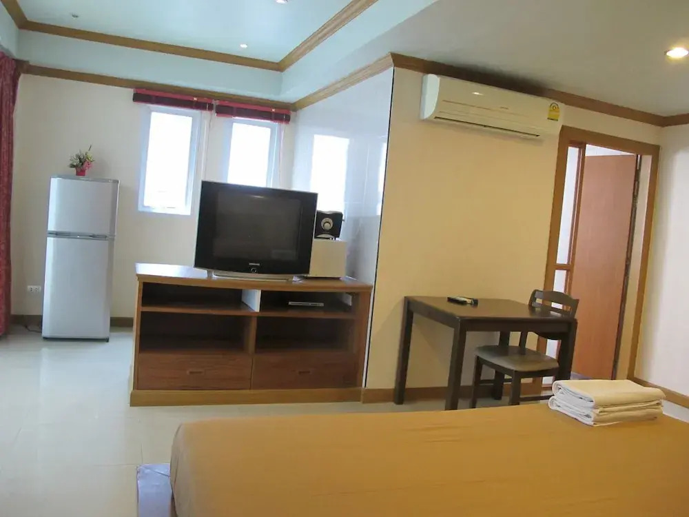 Rouge Service Apartments, Soi Buakhao