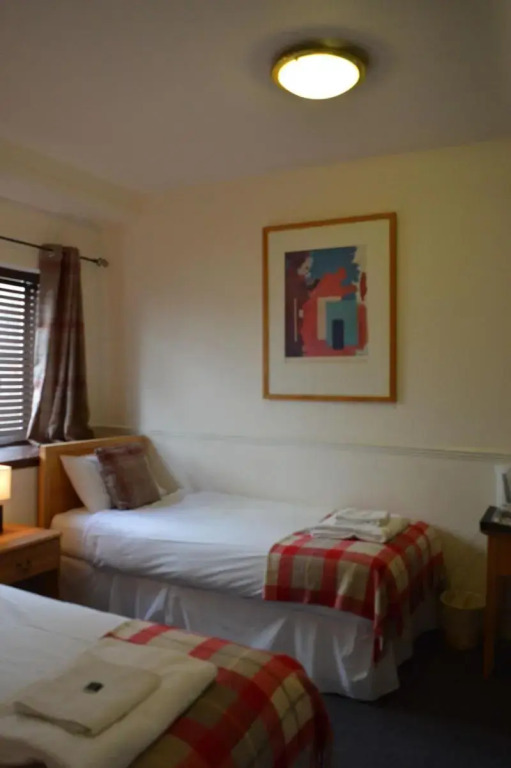 Airlie Arms Hotel