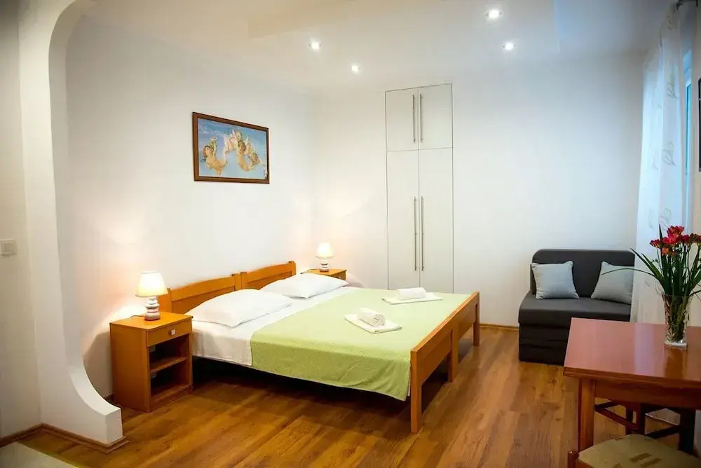 Robi - 50m From Beach - SA4