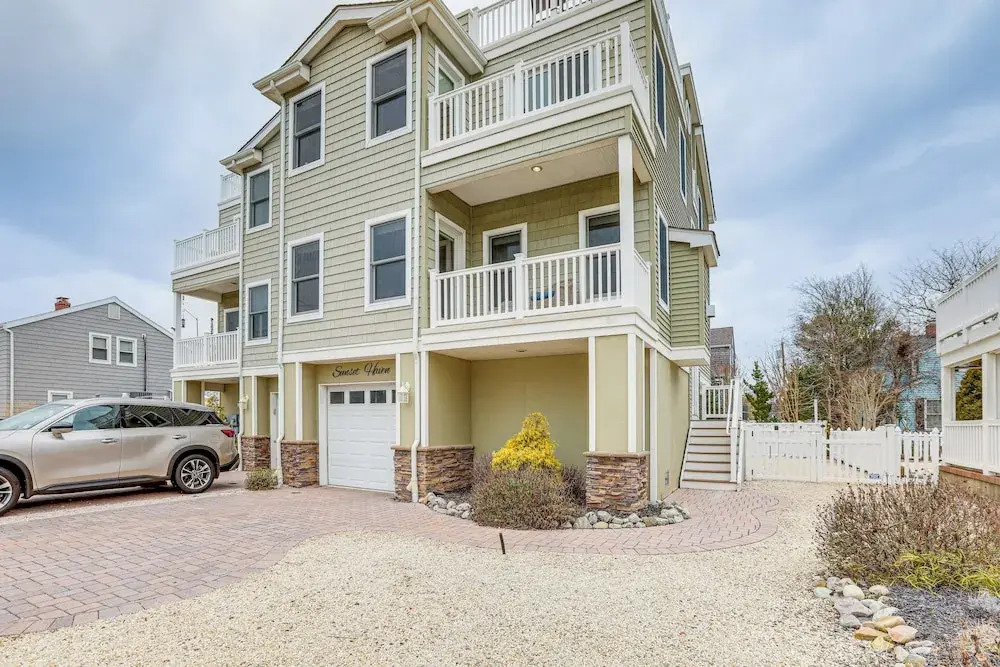 Long Beach Island Townhome w/ Rooftop Deck & Grill