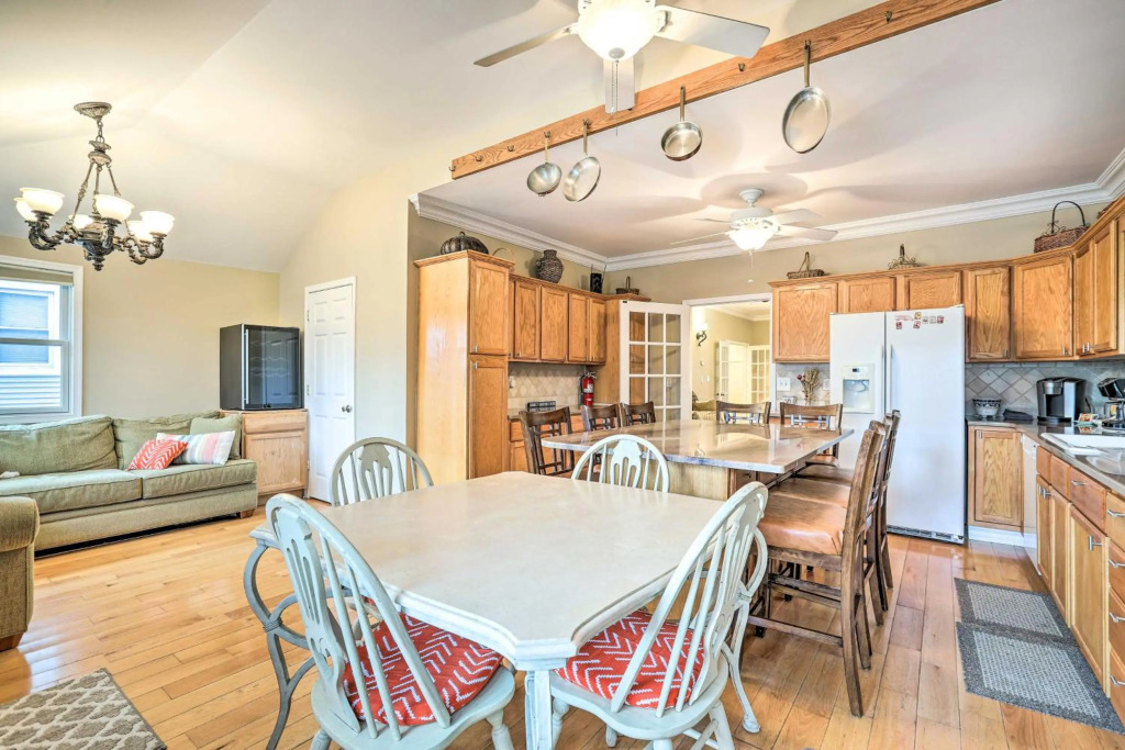 Beautiful Spacious Beach Home, Private Deck & Grill, with Beach Badges