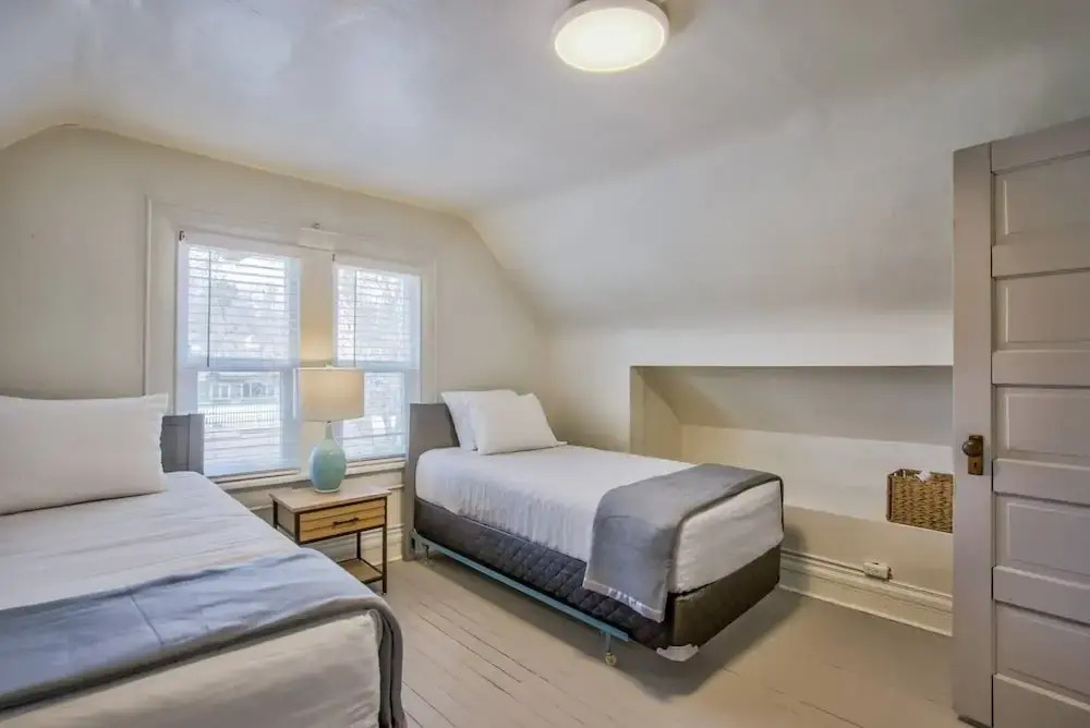 3BD Downtown Modern Victorian W/hot Tub, Park & Lake!