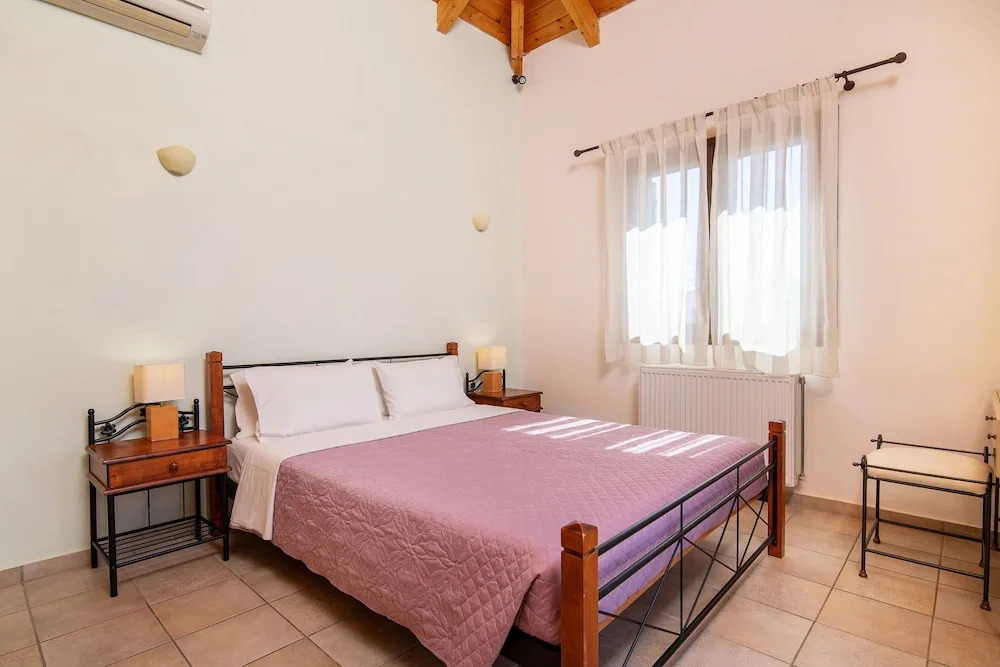 Superior 2-brm Villa, Ideal Locale,300m From Beach