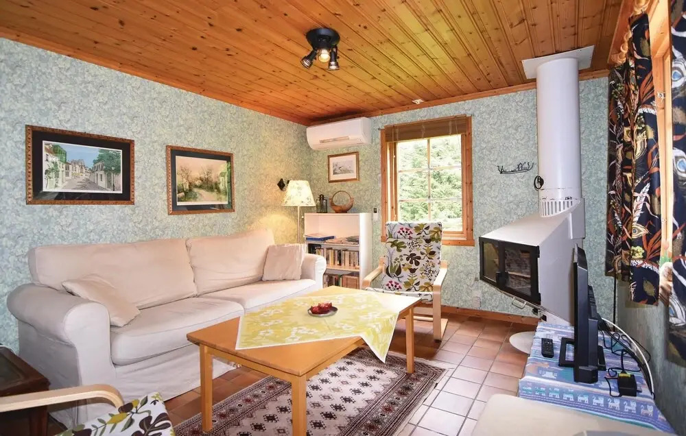 2 Bedroom Cozy Home In Sjötorp