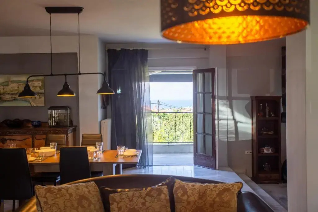 Τraditional fully detached villa on a luxurious hillock of Thessaloniki with its own garden also for family & wedding gatherings for 10 to 25 people only 15 minutes from airport