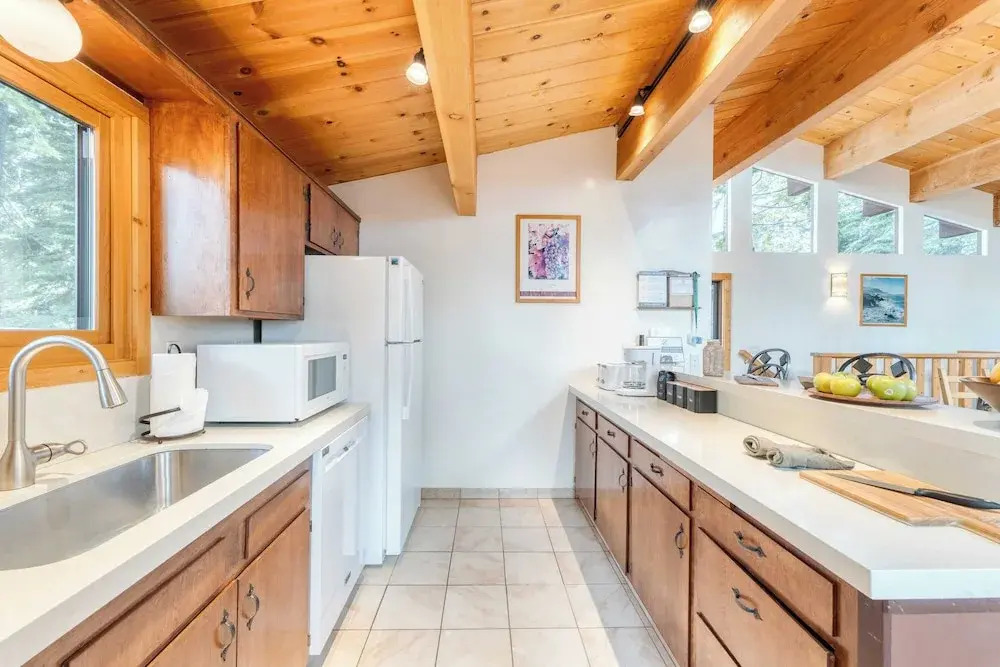 Lake + Beach Access, Pool, Tennis Walk to Chambers Tahoe Timber by Avantstay