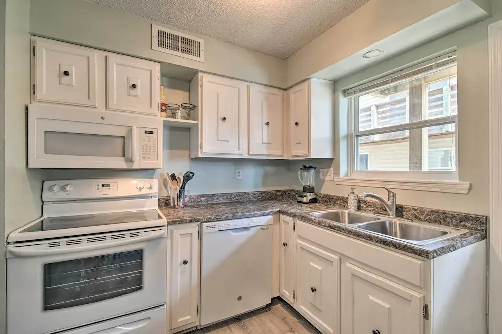 Gulf Shores Condo w/ Pool & Grill: Walk to Beach!