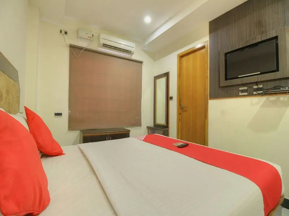 OYO 15948 Hotel Srees