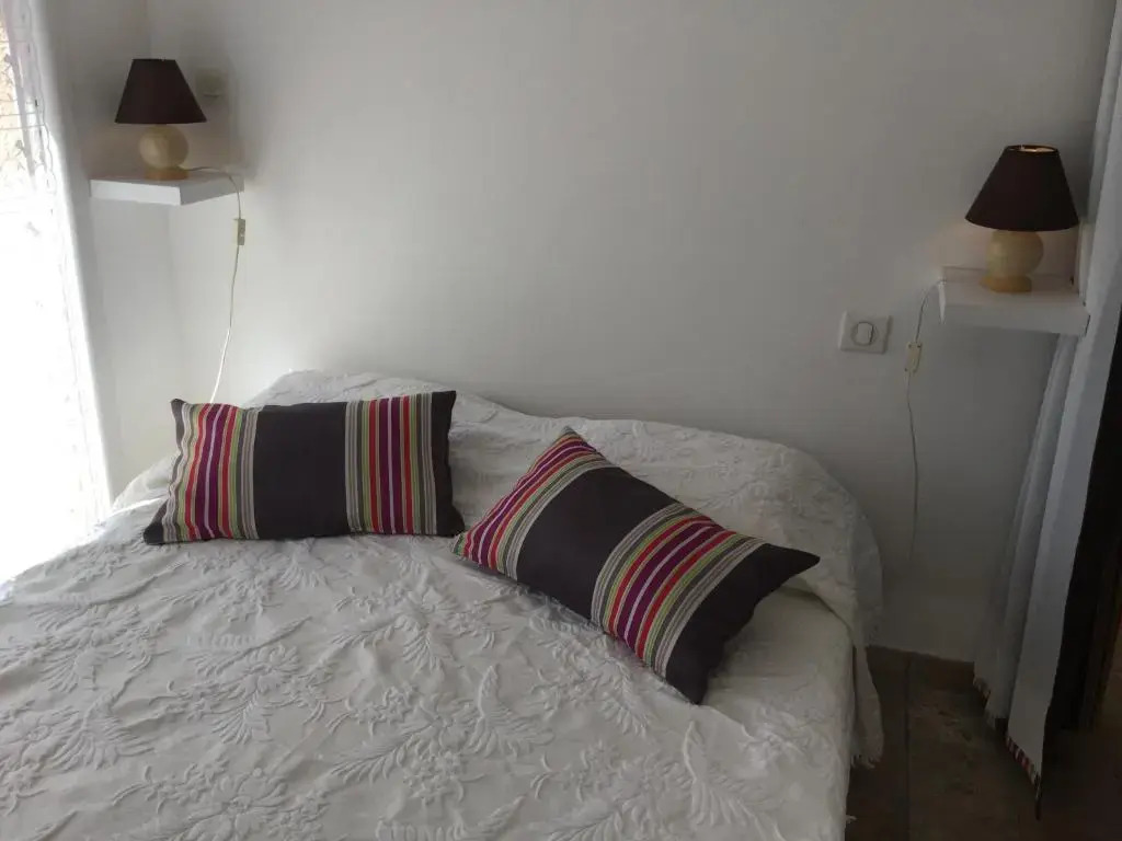 pretty gite with pool in cavaillon, beautiful view on the luberon mountains, 4 people