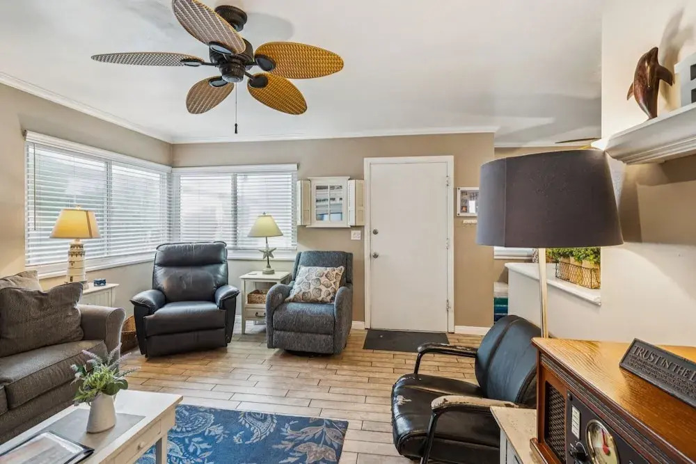 Beautiful 1 Bed Beach Condo #122 1 Bedroom Condo by RedAwning
