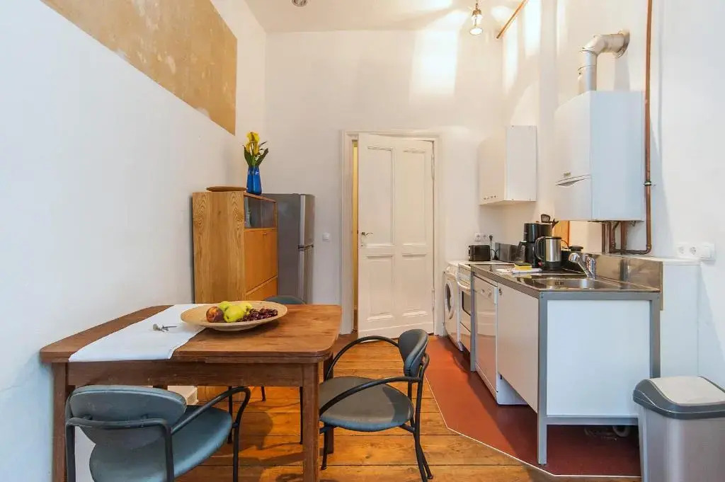 Courtyard Apartment (LIALI)