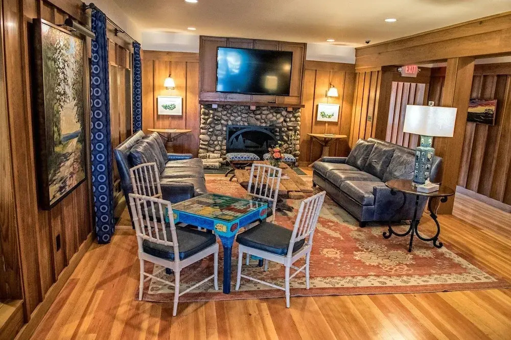 The Leland Lodge