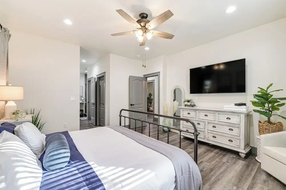 Game Room & Patio: Picturesque Home in Sonora