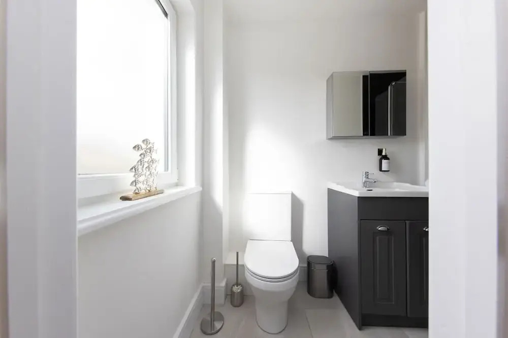 Modern 5-bedroom Retreat Nr Coast