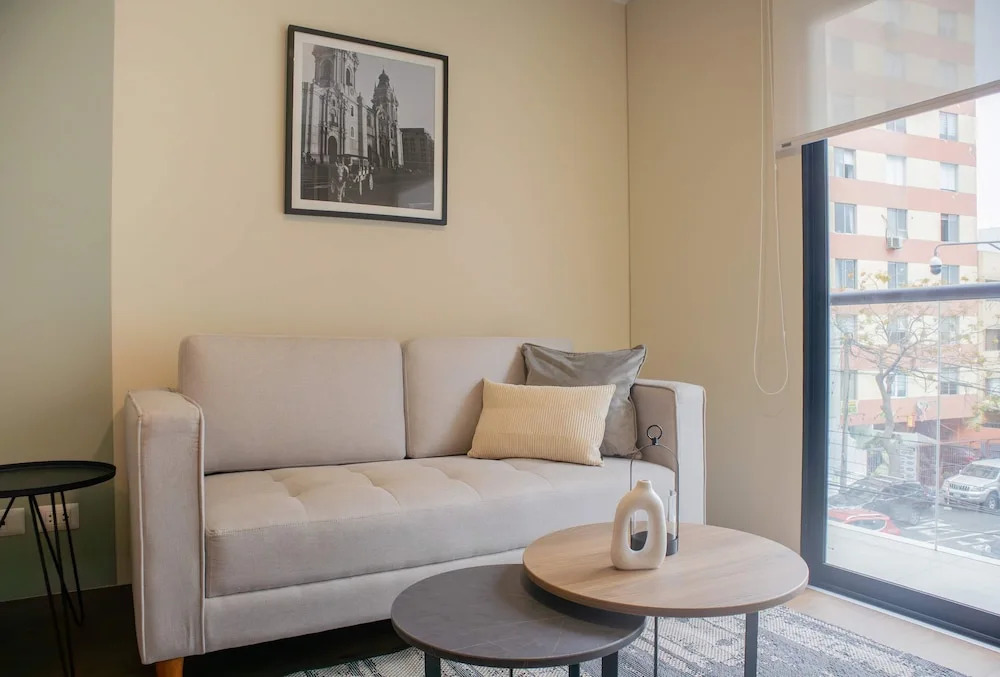 w Modern 2BR w Scenic Balcony Close to Kennedy Park