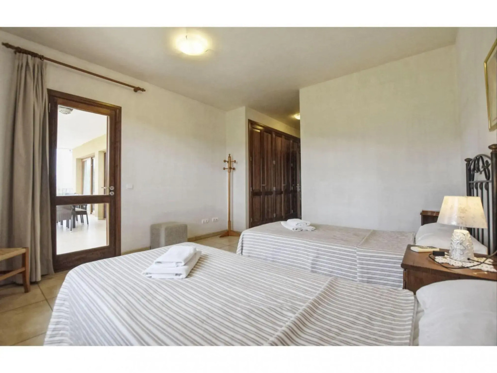 Stunning country house with pool and panoramic views for 10 people