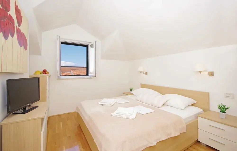 Beautiful Home in Makarska With Wifi and 2 Bedrooms