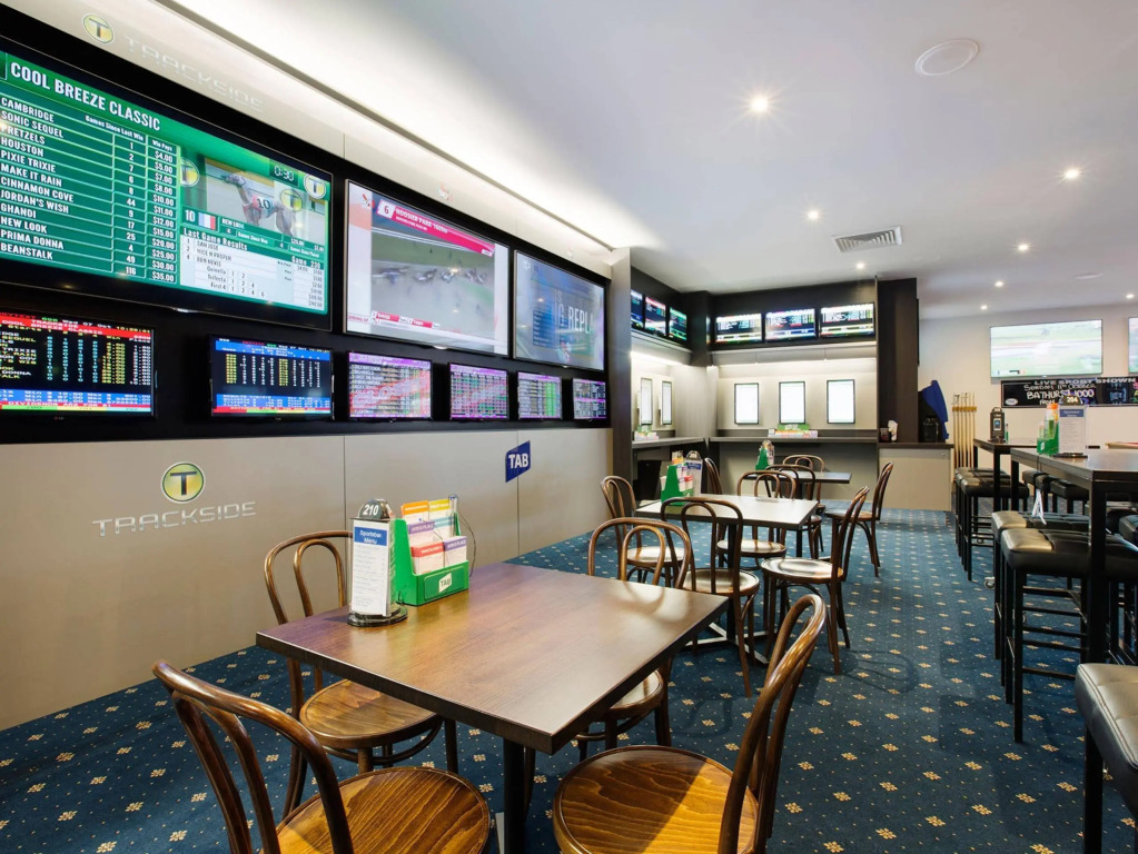 Nightcap at Shoppingtown Hotel