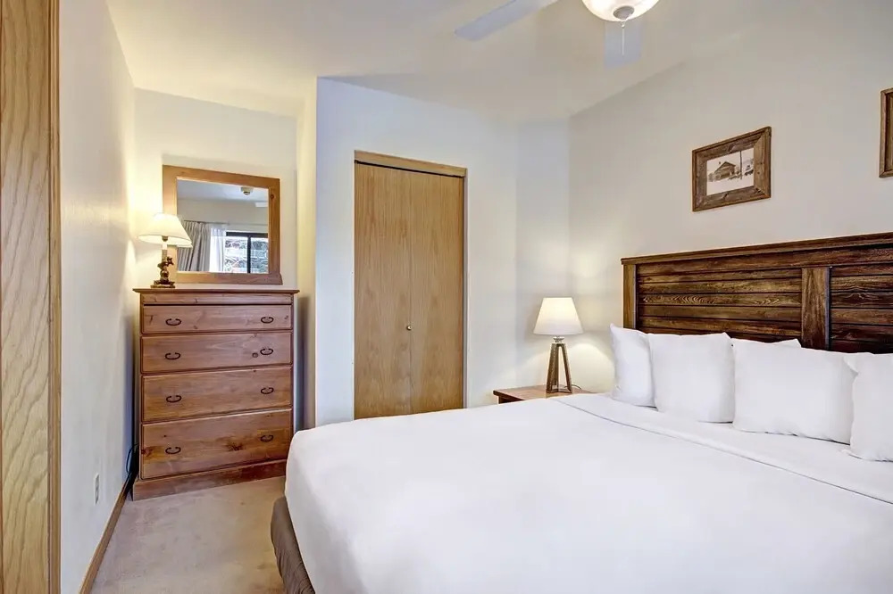 Quaint Winter Hideaway Sleeps 6- Across From Vibrant Main St 2 Bedroom Condo by RedAwning