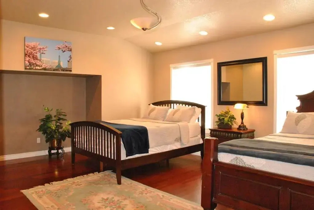 Huge Bdrms on main-Charming vacation home for 19