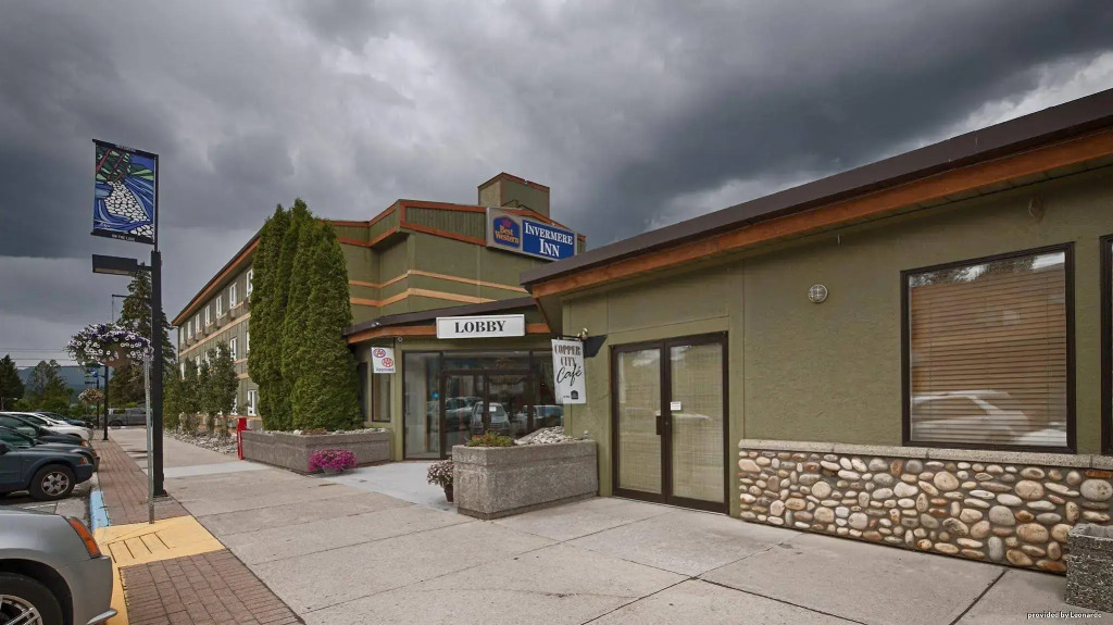 Invermere Inn & Suites
