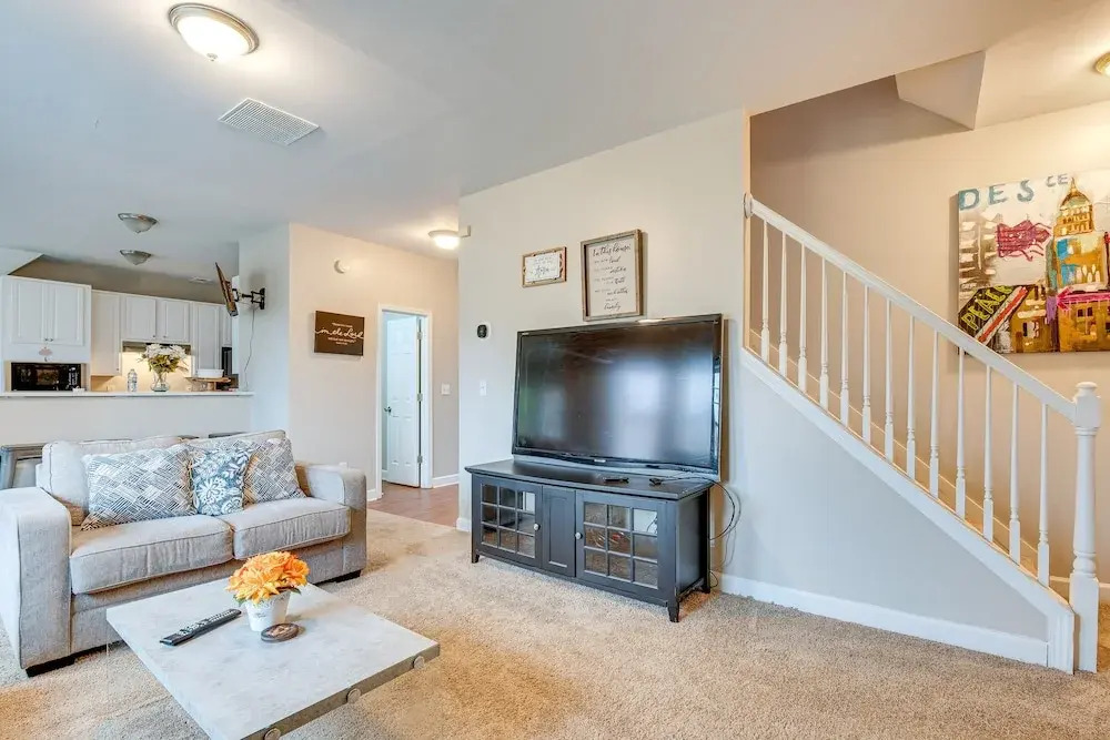 Pet-friendly Atlanta Home: 9 Mi to Downtown!