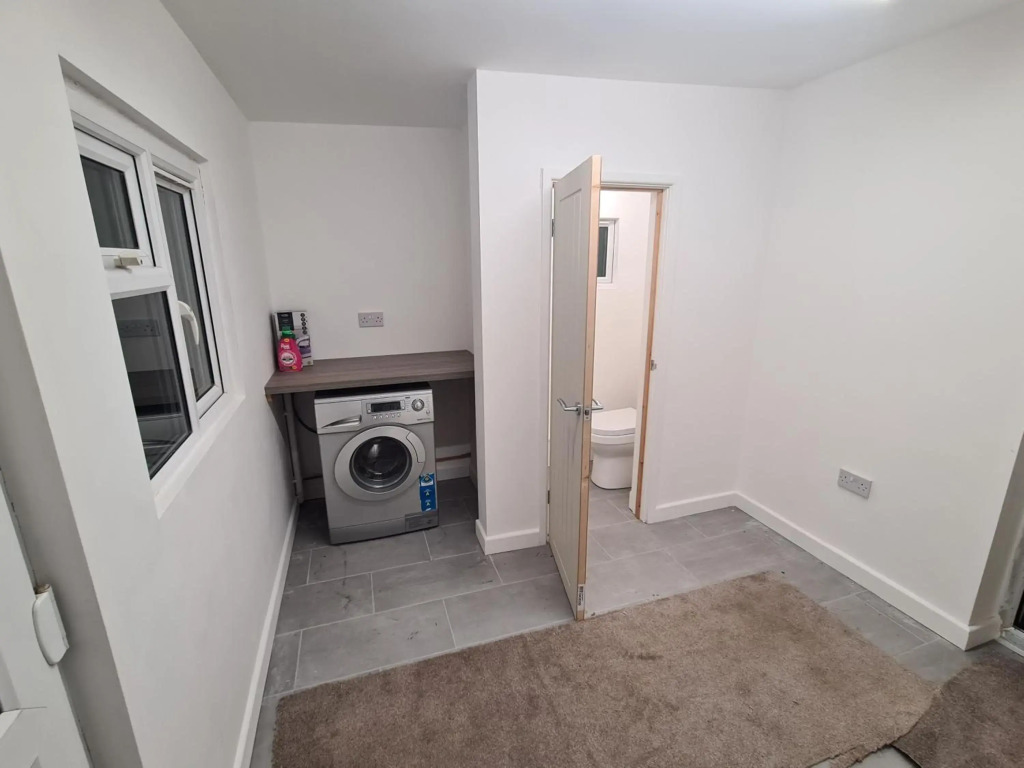 6 Bed sleeps 7, 1 mile from M54 i54 Jaguar Land Rover MOOG