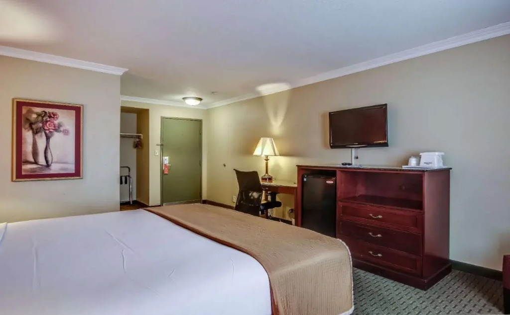 Howard Johnson Inn & Suites Reseda