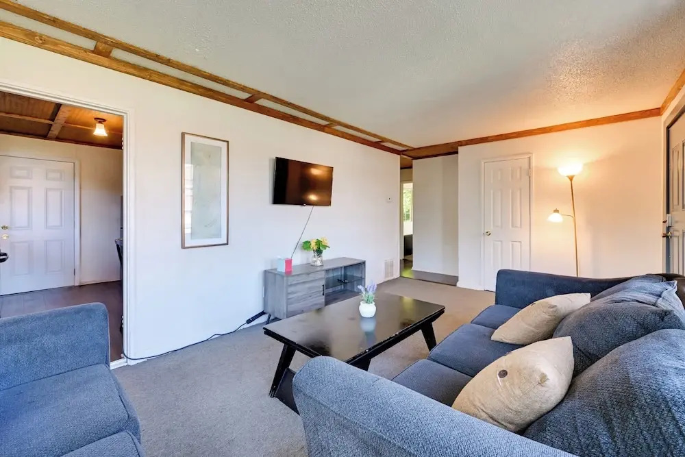 2 Mi to Center City: Charlotte North End Home