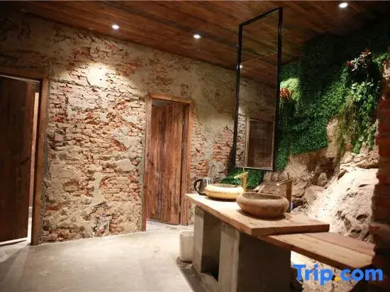 Wutong Banshan Hostel