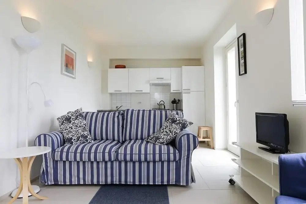 Italian Lakes 1 bed Apartment With Lake Views, Private Terrace, Wifi, Peaceful Location