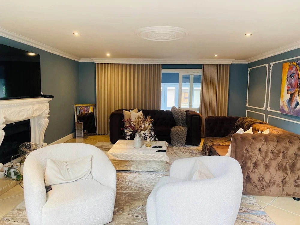 Or Tambo Airport Holiday Home