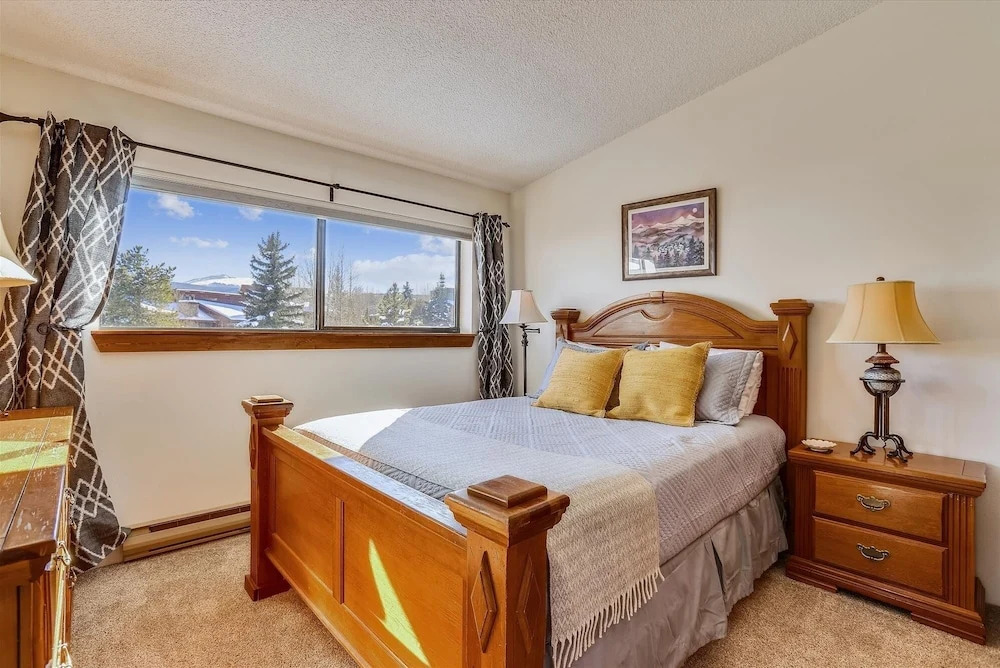 Pine Ridge 7e - Ski-in / Ski-out 3 Bedroom Condo by RedAwning