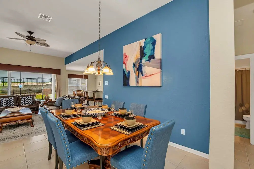 Lovely Decor and Large Pool Area! Less Than 5 Miles to Disney. #4wh633