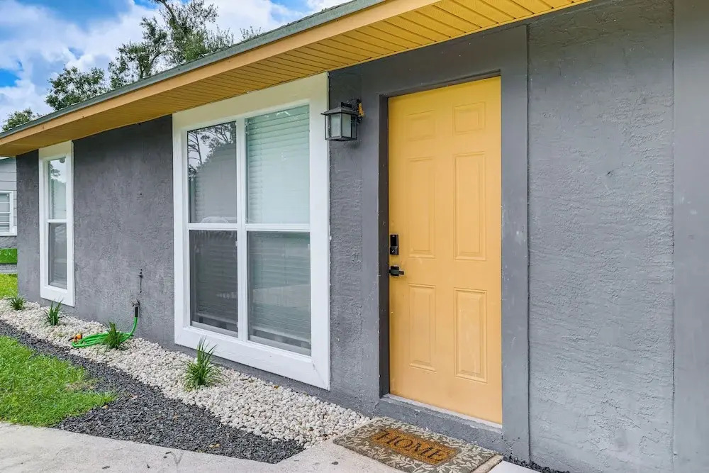 Mins to Beaches & HCA Hospital: Fort Pierce Home