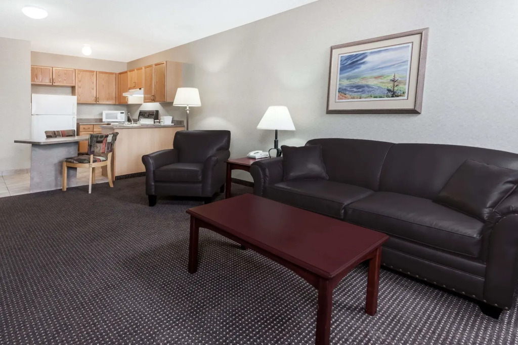 Stony Plain Inn & Suites