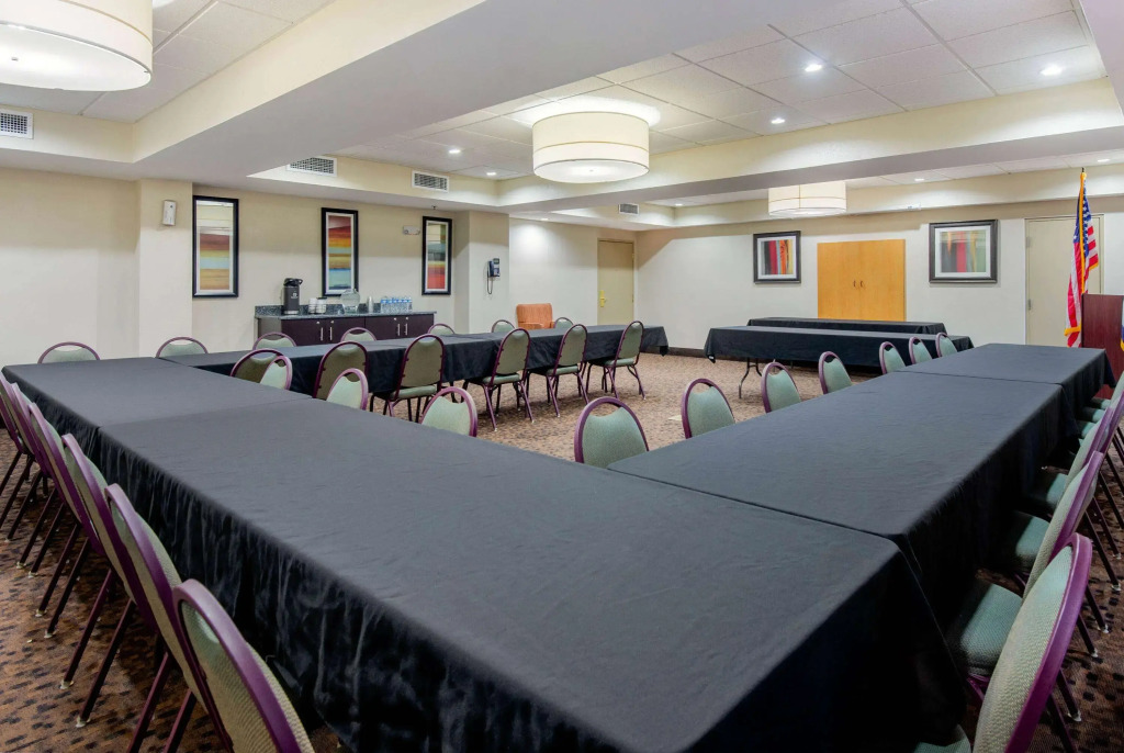 La Quinta Inn & Suites by Wyndham Elkview - Charleston NE