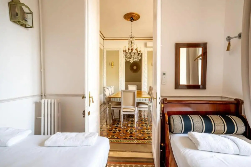 Placa Catalunya V Charming and Exquisite 5Bd Apartment with Large Balcony