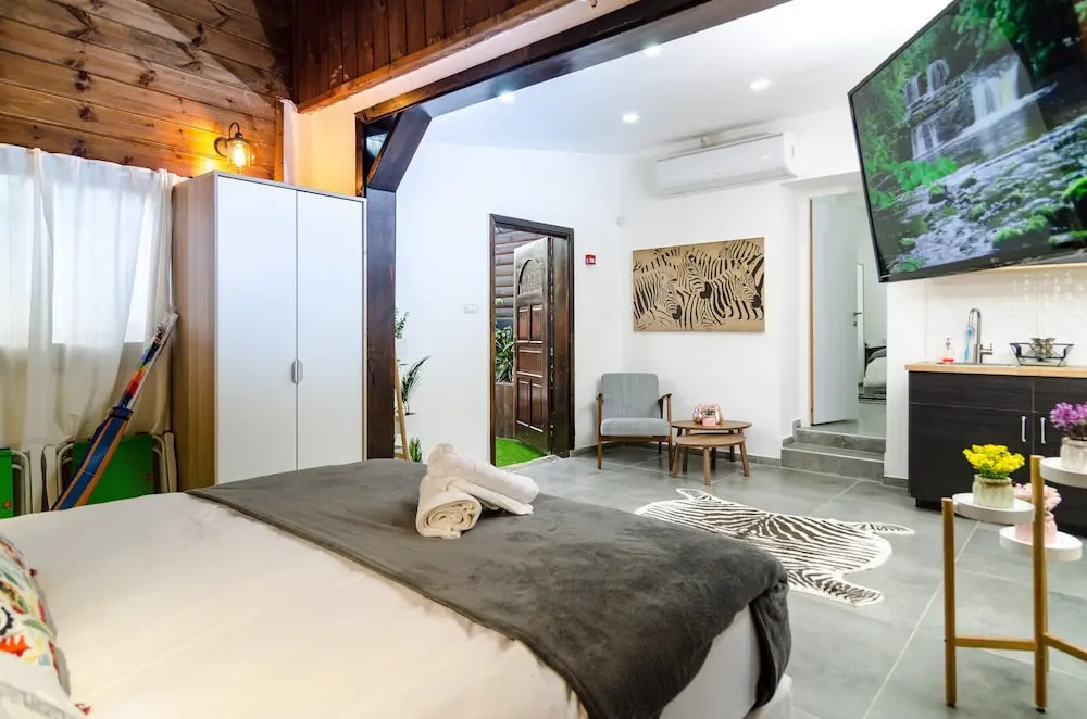 חופש יהונתן -צימרים בכנרת בטיילת טבריה hofesh yehonatan cabin promnade tibrias
