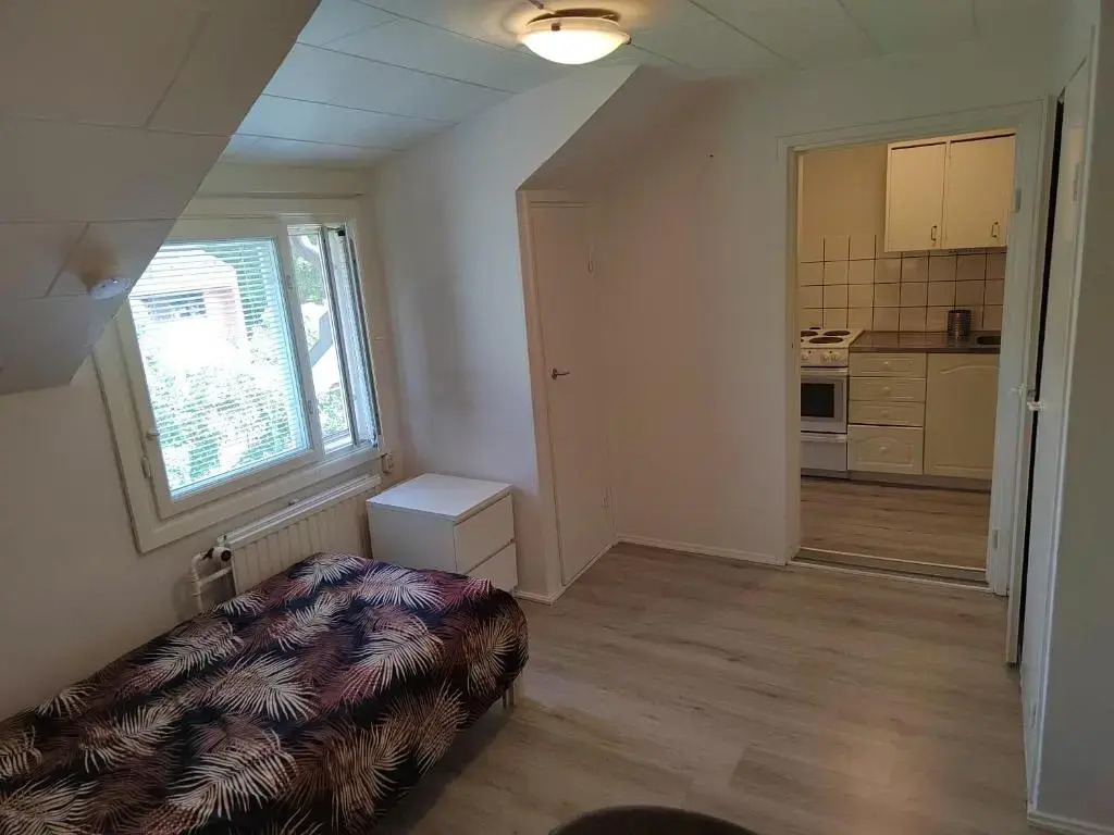 Kalle's unluxury guest house Aircon 15min city center by train