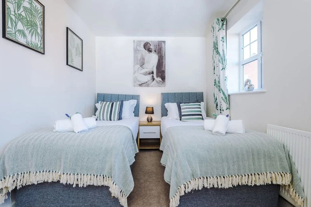 Spacious Home Ideal for Professionals Sleeps 8