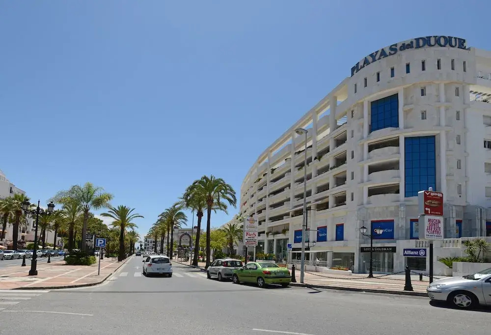 Beach Front Apt, Puerto Banus, Family Freindly, Free Wifi /parking.pools, Aircon
